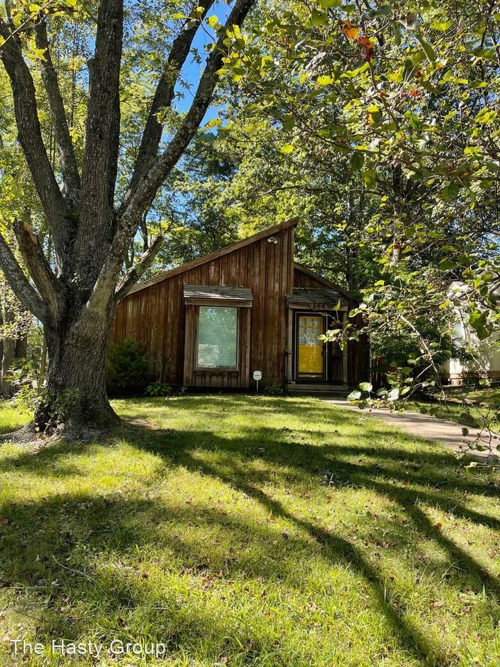 9136 Charlotte St - Photo 3 of 10