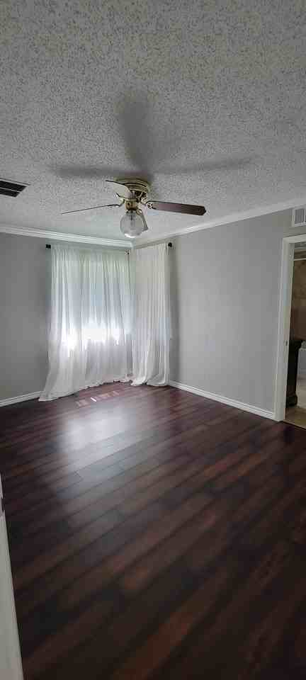 10232 Pinecrest Dr - Photo 3 of 7