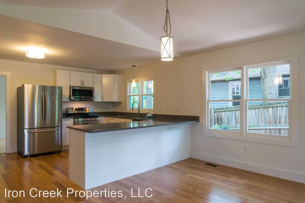 236 Courtland Pl - Photo 3 of 21