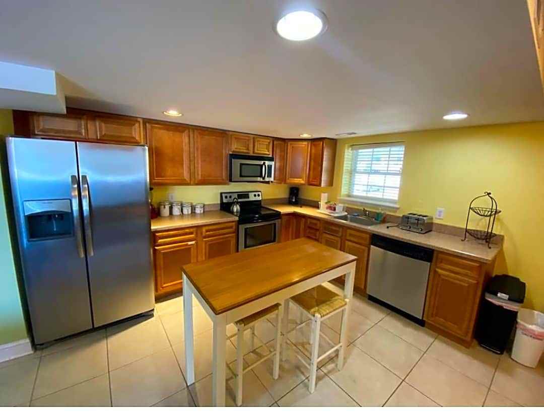 7100 Seaview Ave - Photo 2 of 8