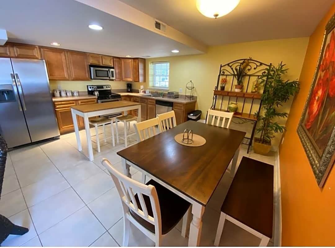 7100 Seaview Ave - Photo 3 of 8