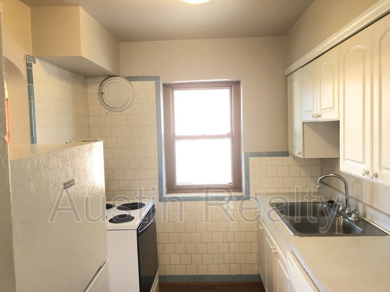 6403 Bishops Pl - Photo 3 of 8