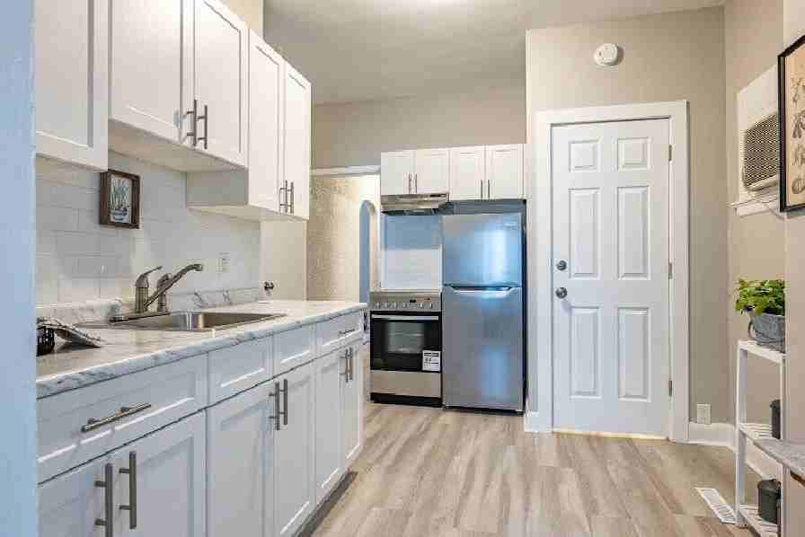 Machray - 375 - Photo 2 of 9