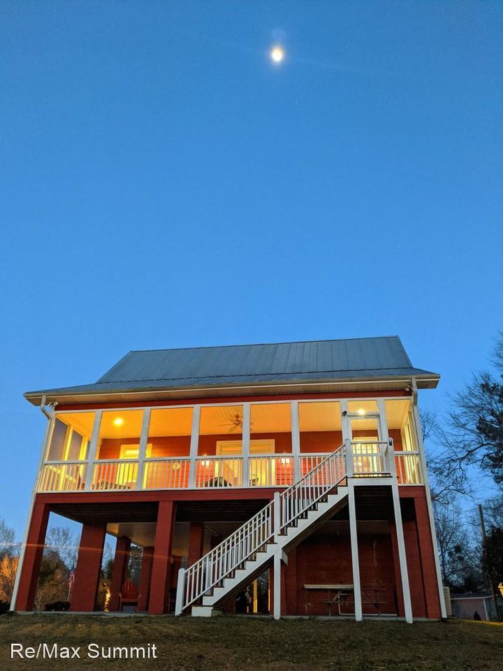 1296 Levi St - Photo 2 of 36