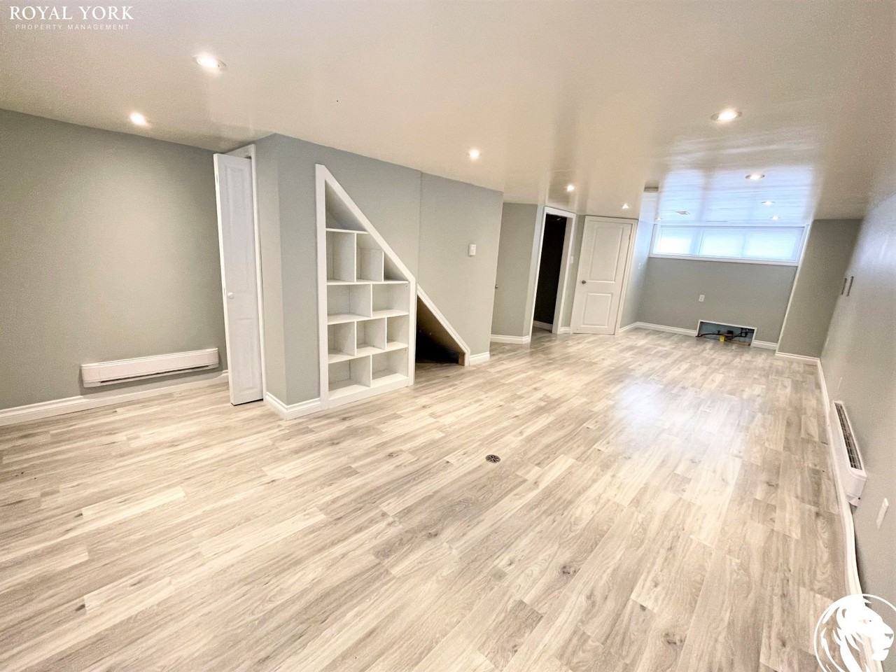 2437 Hensall St - Photo 2 of 26