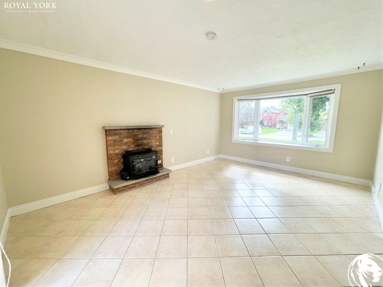 2437 Hensall St - Photo 3 of 26