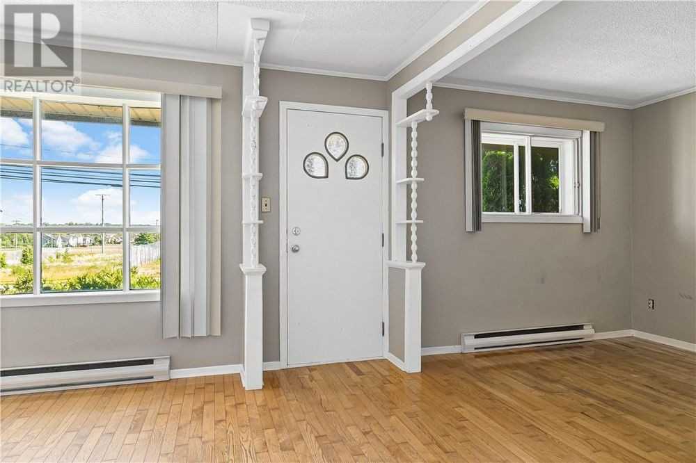 555 Rue Champlain - Photo 2 of 27