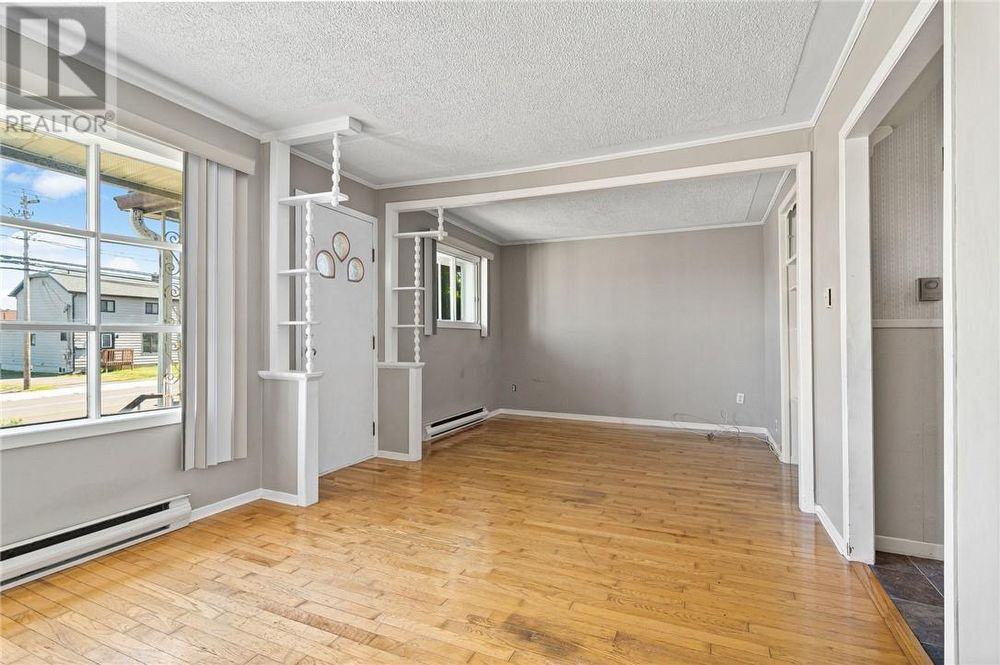 555 Rue Champlain - Photo 3 of 27