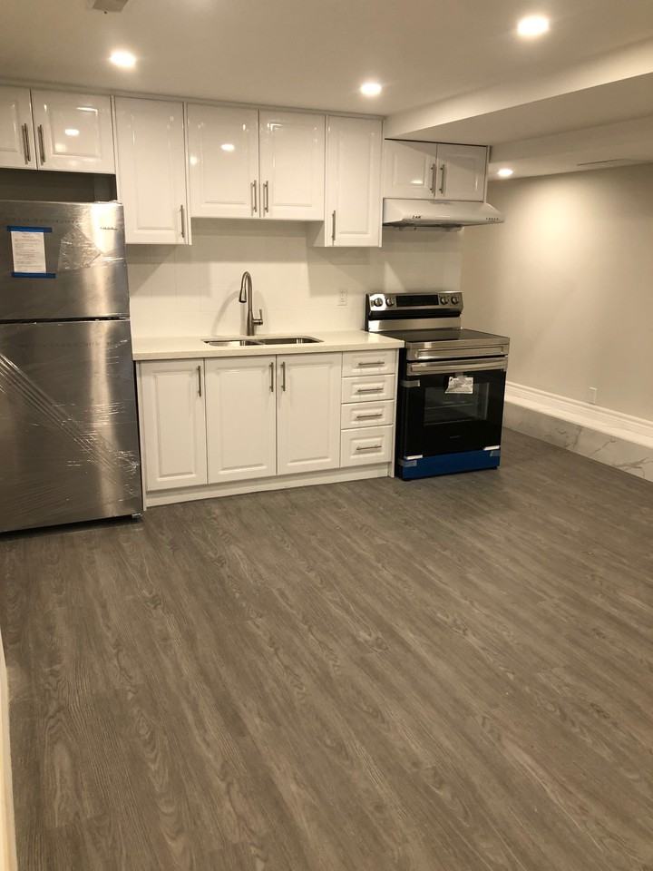 2 Bedroom 2 Ensuite Bathroom Unit near College St and Spadina for Rent - Photo 3 of 15