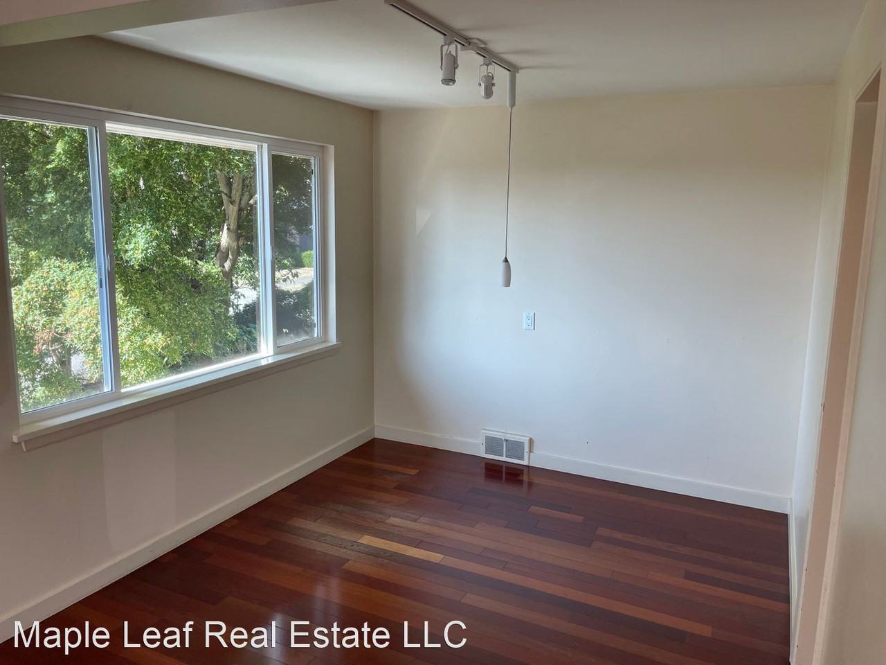 4304 Ne 70th St - Photo 3 of 31