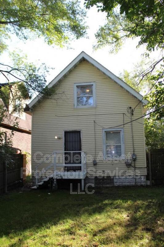 828 Tyler St - Photo 3 of 15