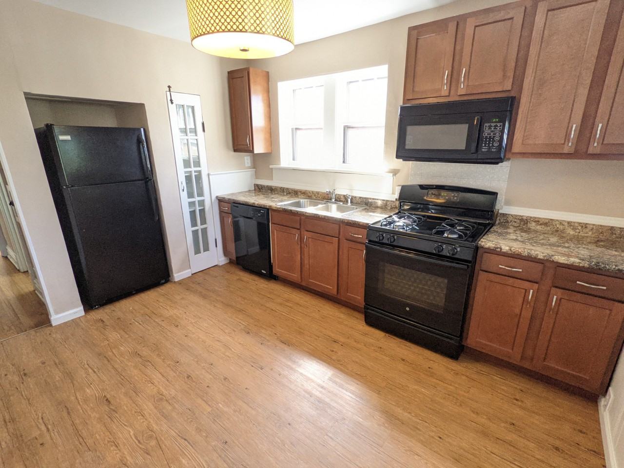 5127 Goethe Avenue - Photo 3 of 12