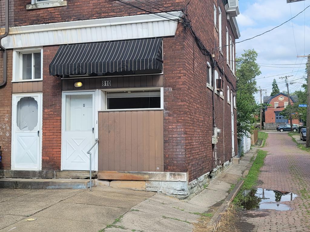 810 Portland St - Photo 2 of 16