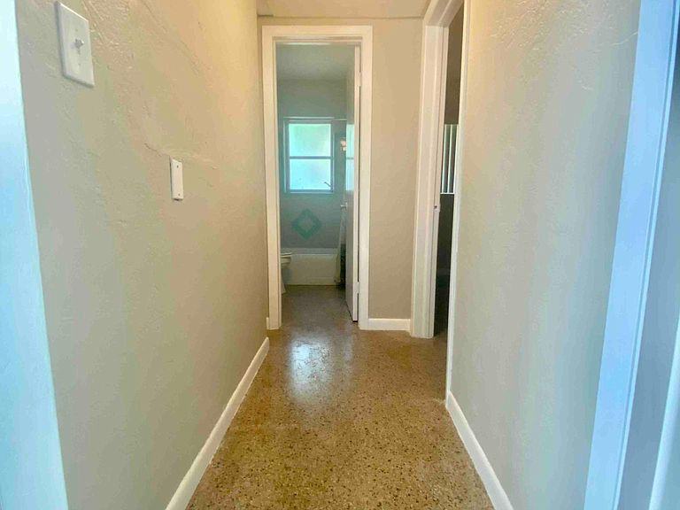 1122 Ne 9th Ave - Photo 2 of 9