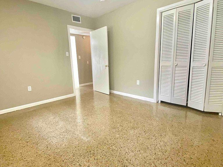 1122 Ne 9th Ave - Photo 3 of 9