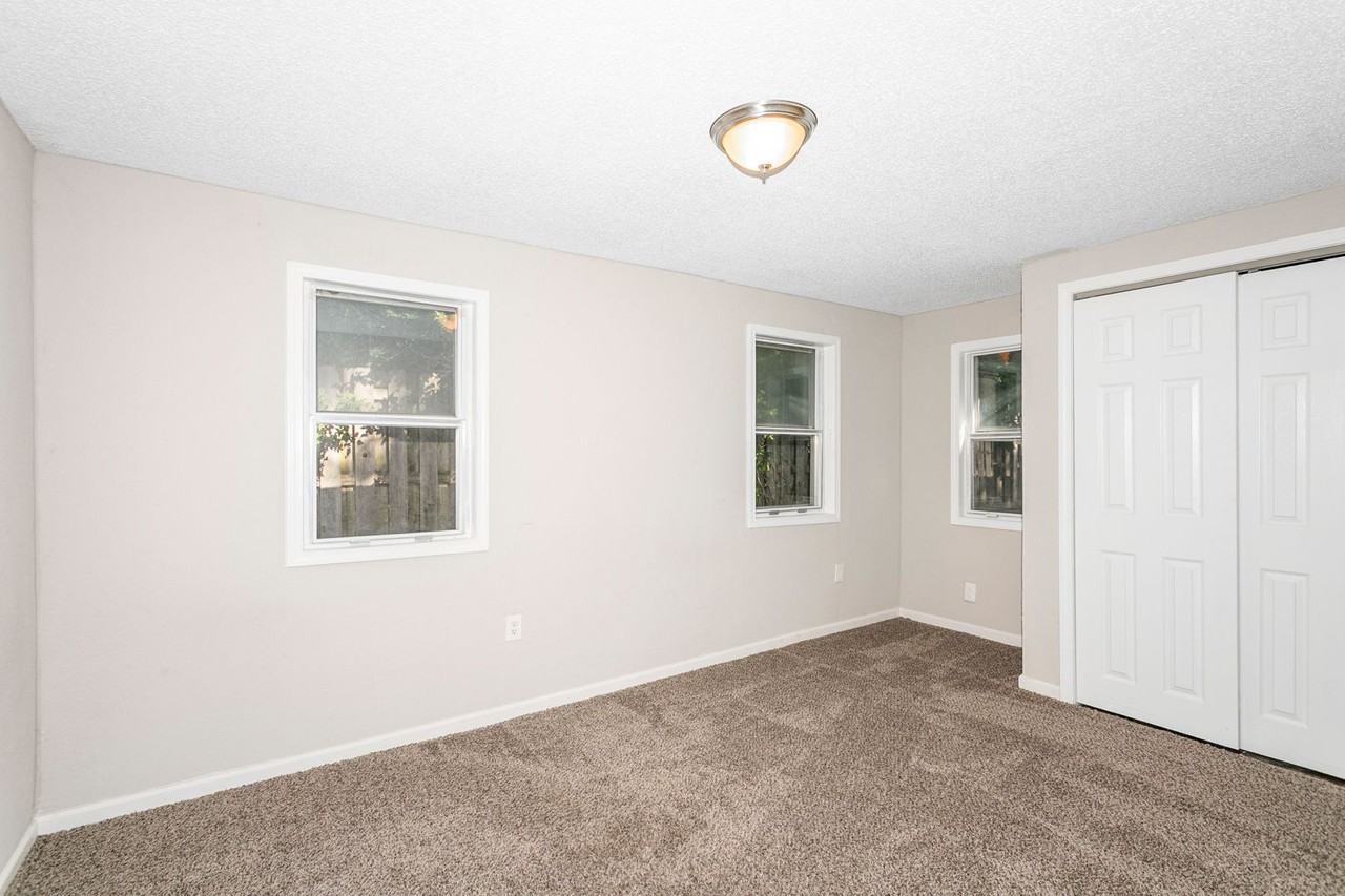 ***LEASE SPECIAL*** Waldo/Brookside 3 Apartments 111 W 79th Ter