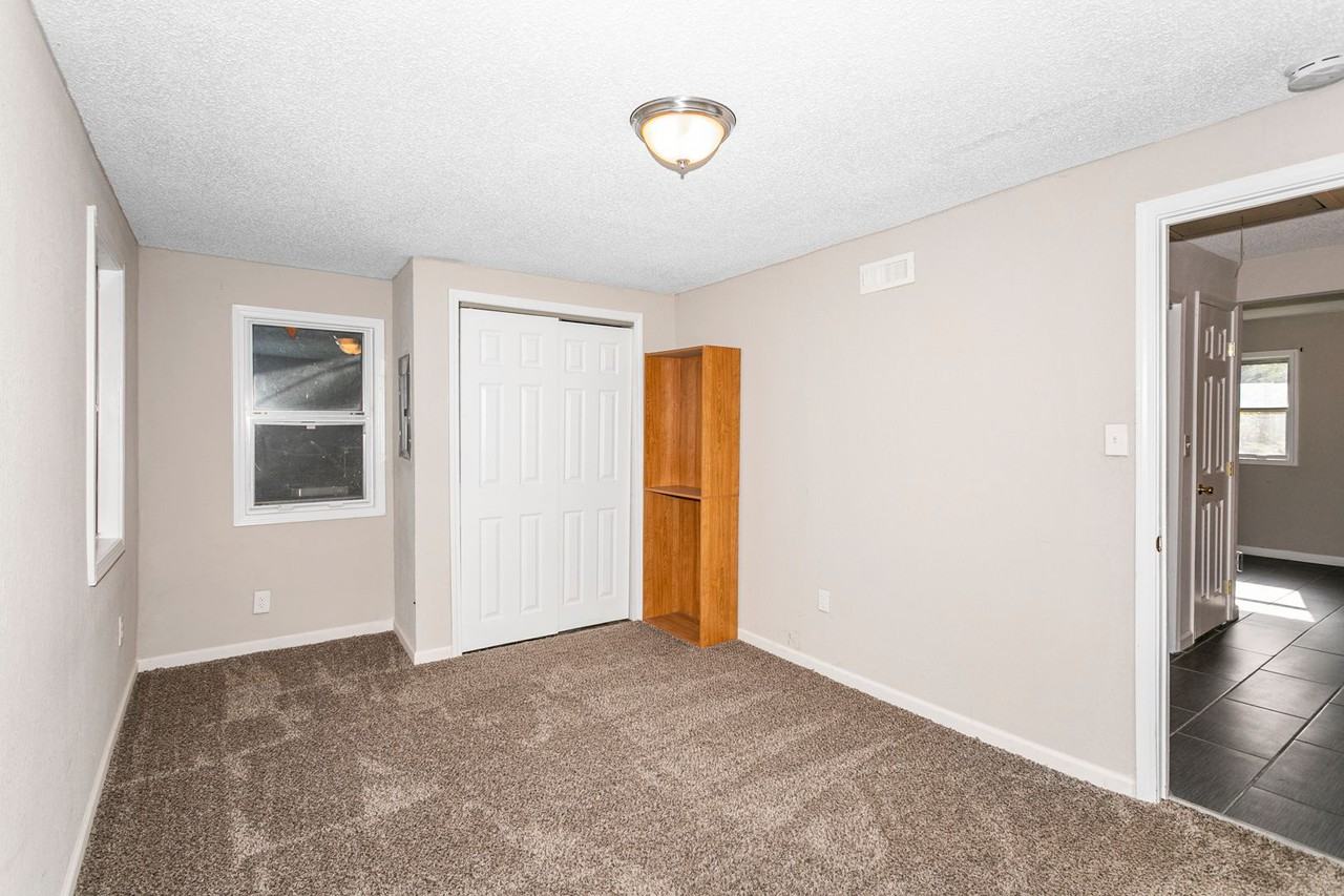 ***LEASE SPECIAL*** Waldo/Brookside 3 Apartments 111 W 79th Ter