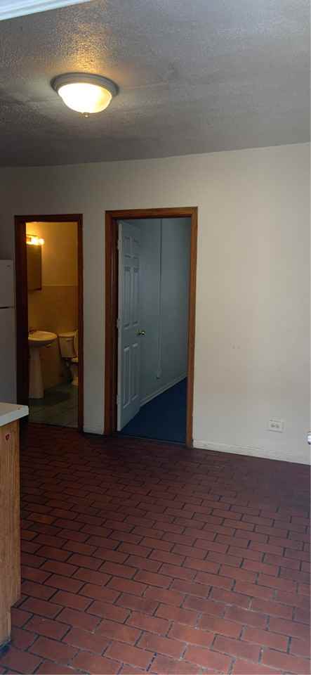 1319 Victoria Ave #4 - Photo 6 of 9