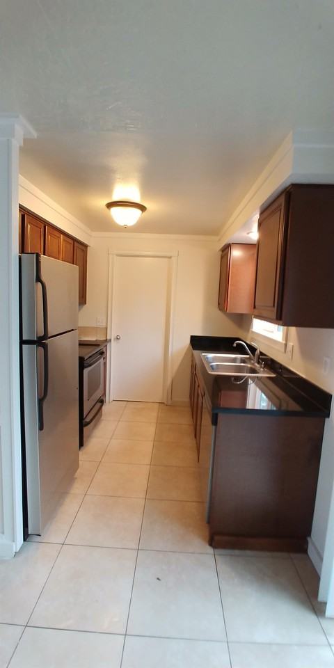 1270 E Santiam St #1270 - Photo 4 of 22