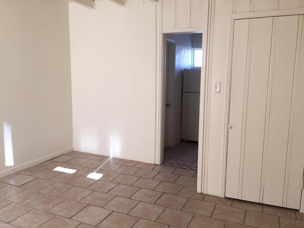 303 W Flores St - Photo 2 of 3