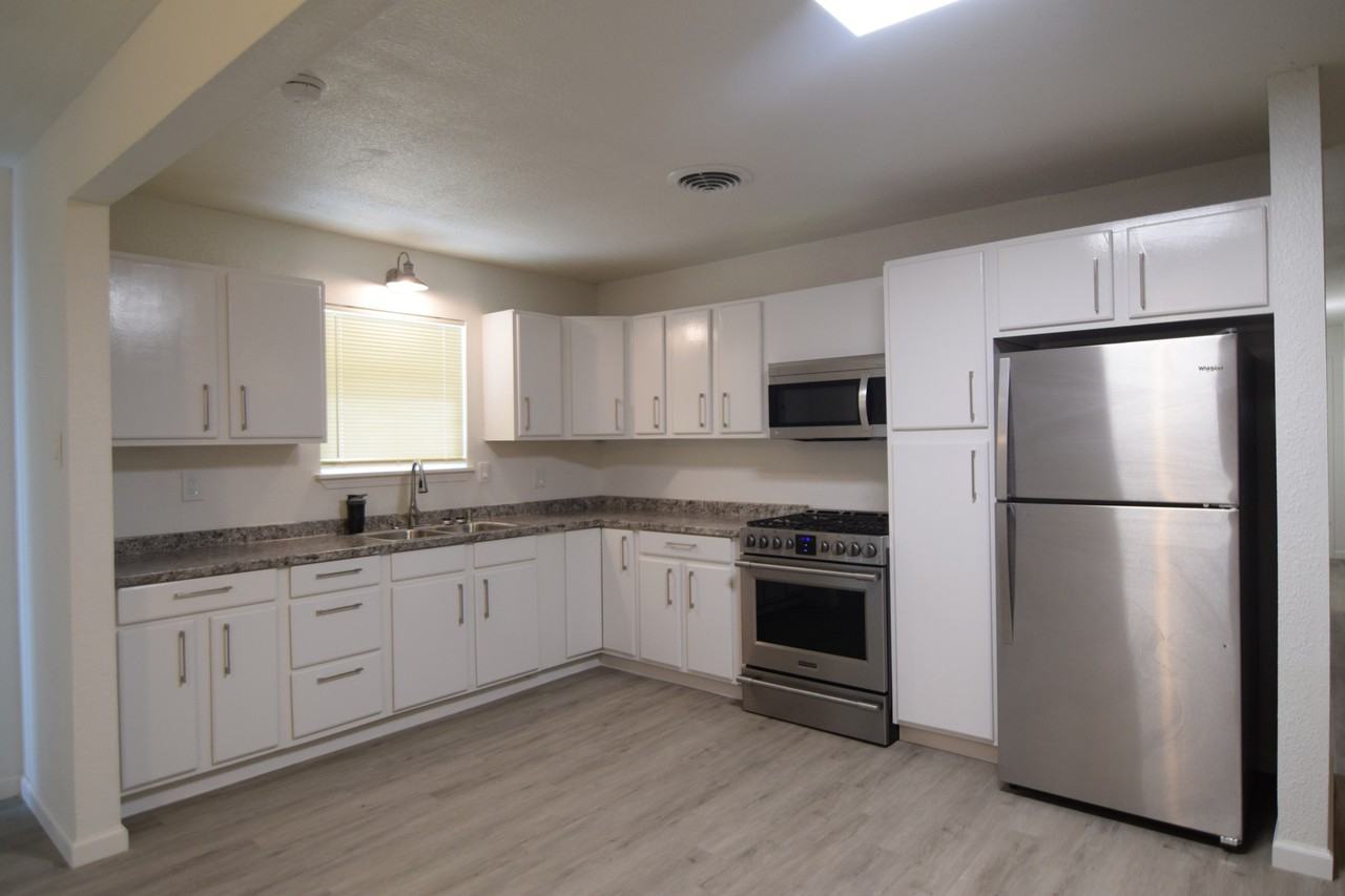 304 Carothers St - Photo 5 of 20