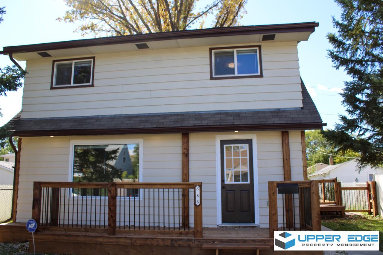 686 Moncton Ave - Photo 3 of 22