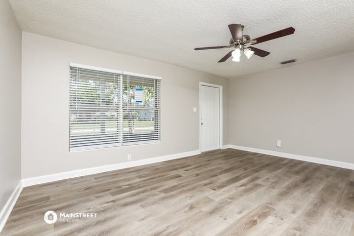 1745 Thomas St - Photo 3 of 16