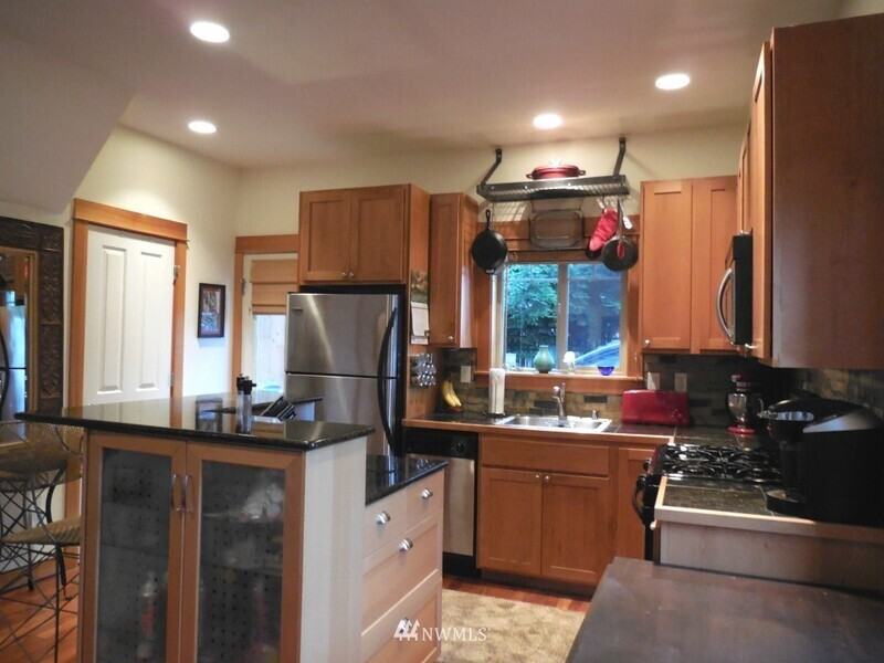 1702 E Columbia St - Photo 6 of 18