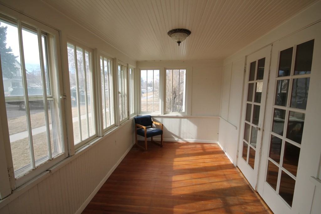 1043 Bleistein Ave - Photo 2 of 10