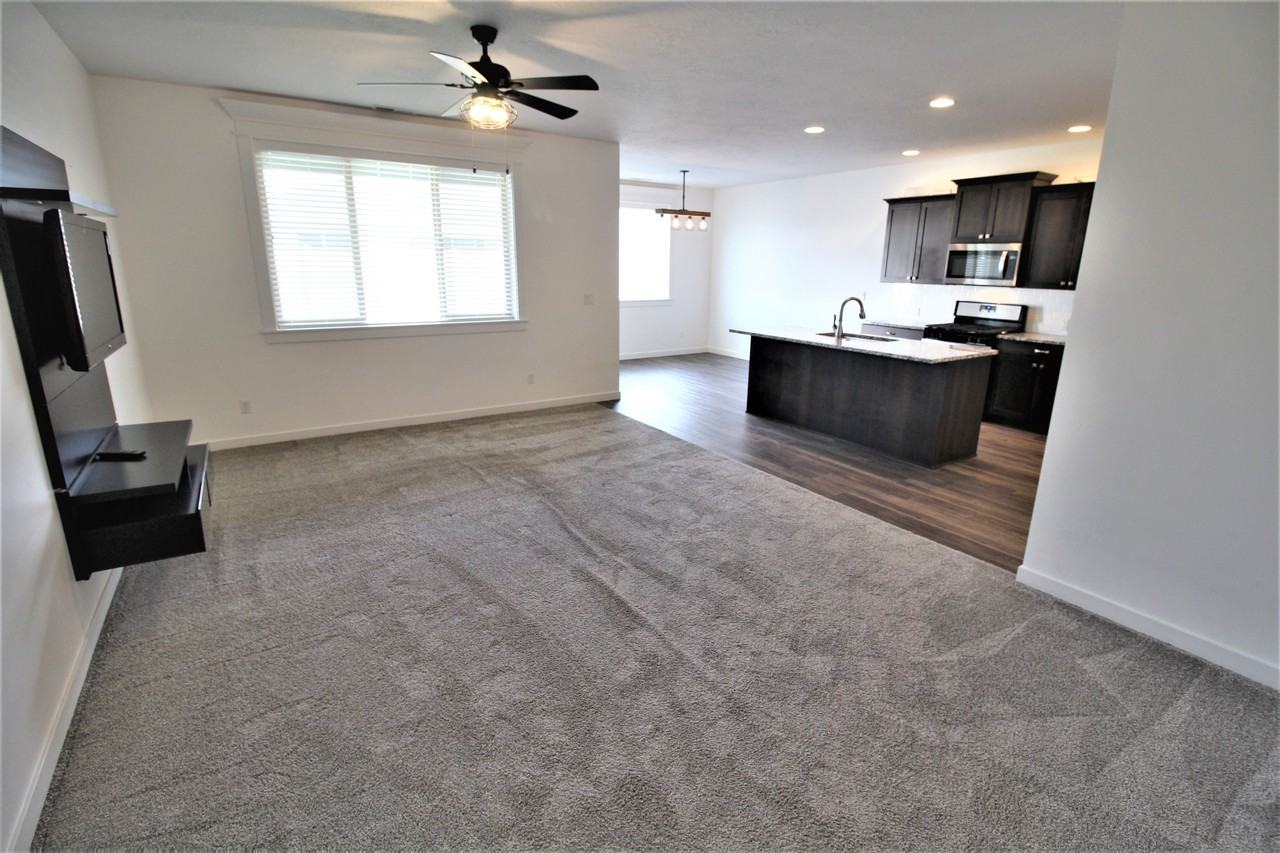 2080 S Hills Ave - Photo 3 of 30
