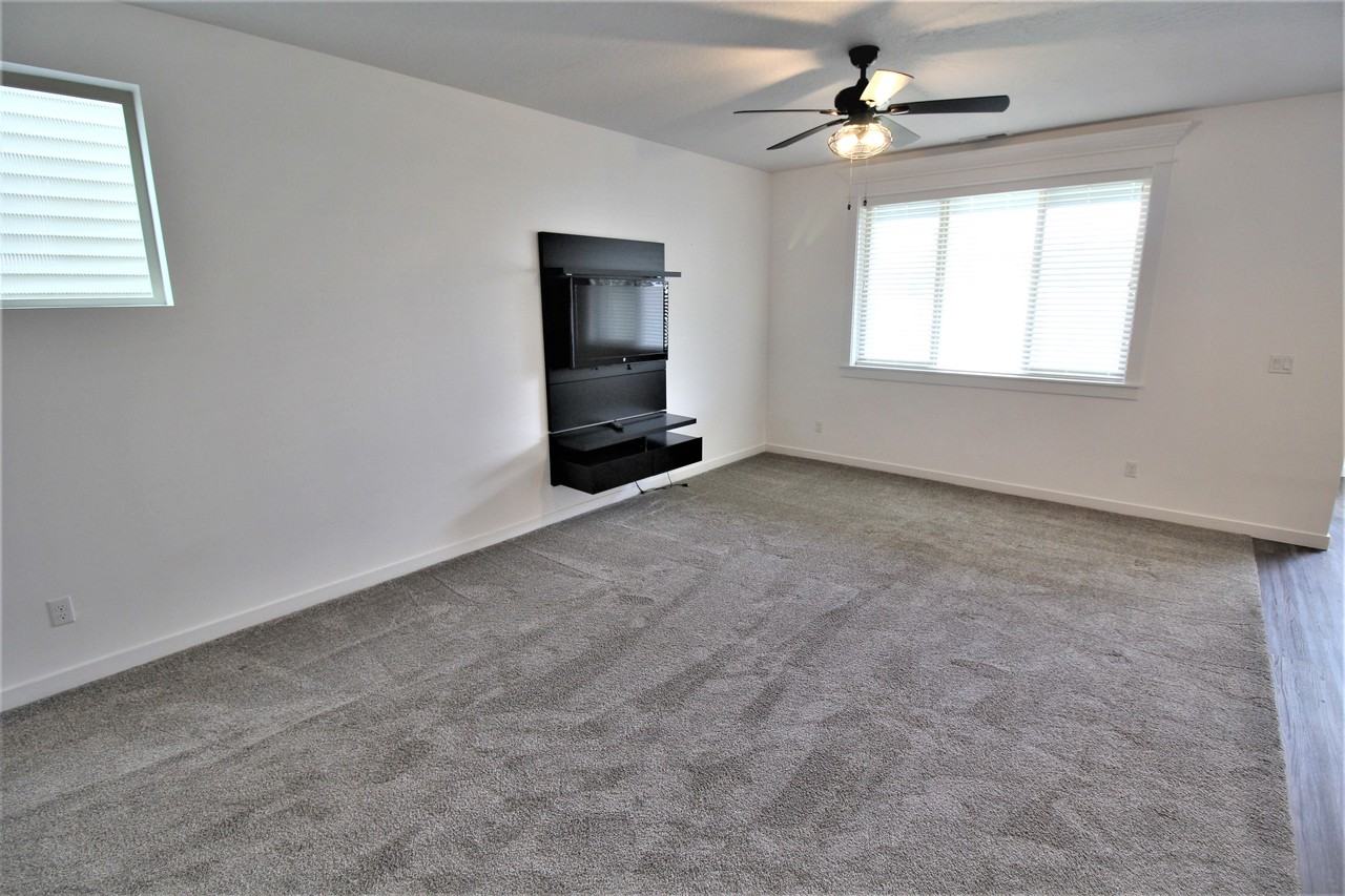 2080 S Hills Ave - Photo 4 of 30