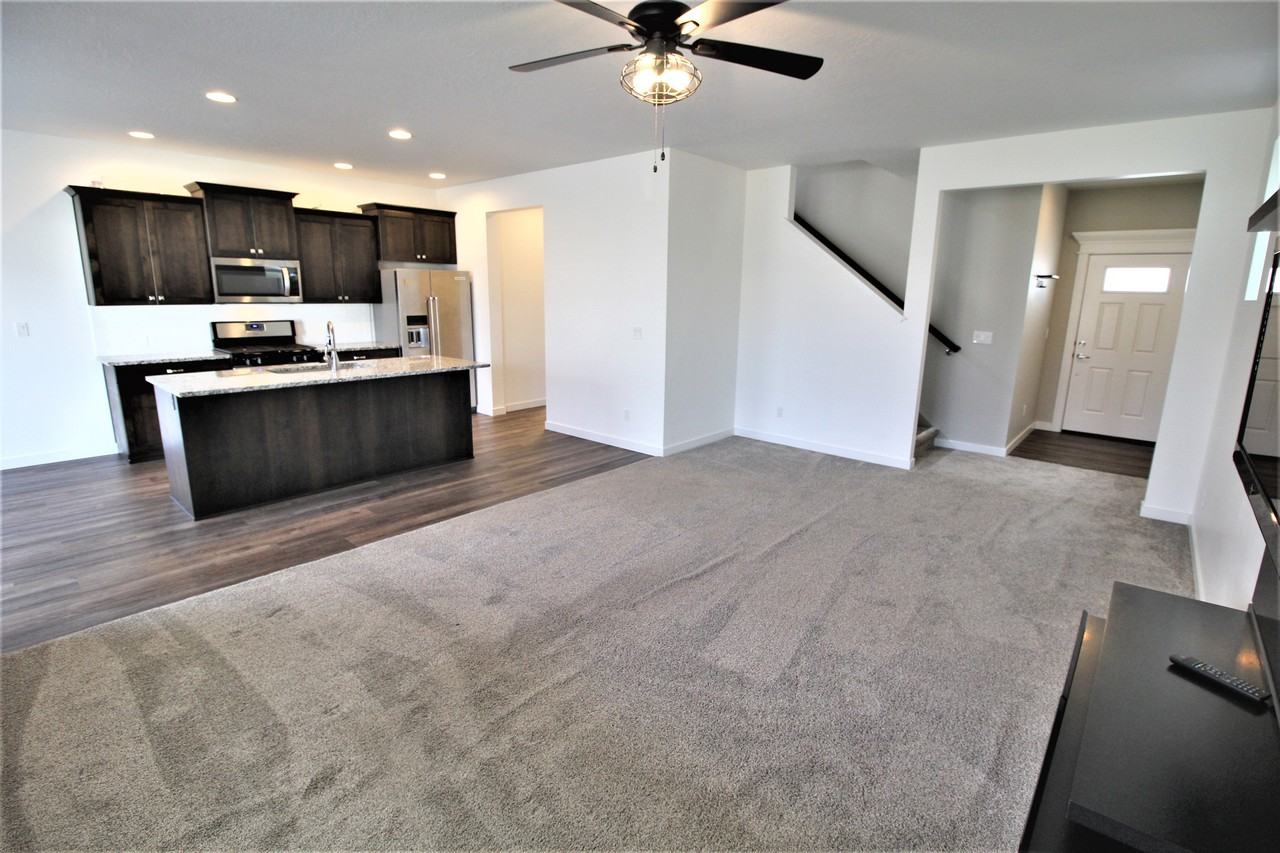 2080 S Hills Ave - Photo 5 of 30