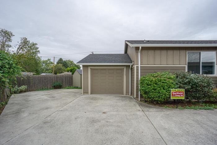 2607 Unander Ave - Photo 2 of 29