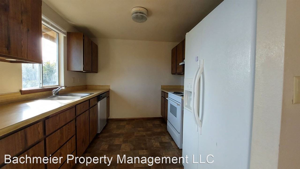 221 Nw 12th St - Photo 3 of 15