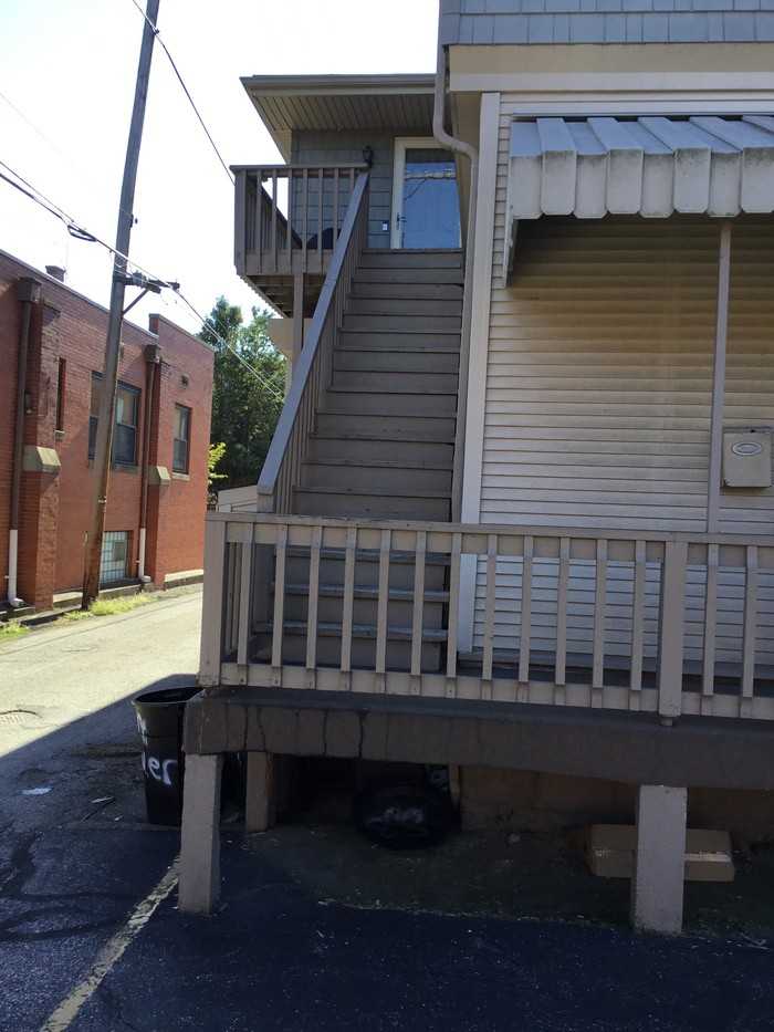 410 1/2 Walnut St - Photo 3 of 32