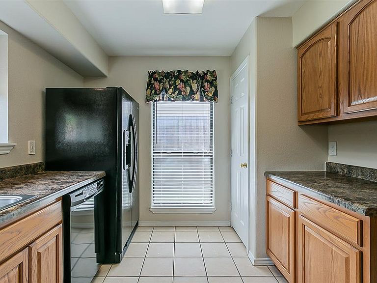 825 Shannon Dr - Photo 4 of 21