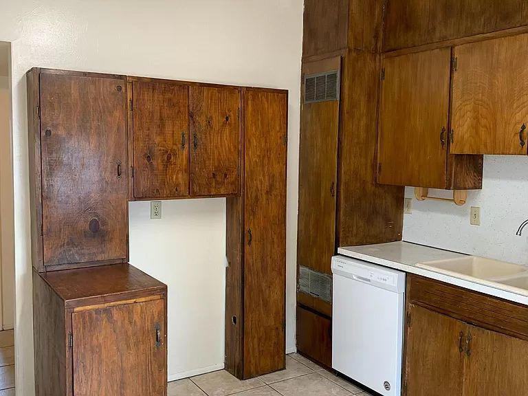 2111 E 18th St - Photo 3 of 13