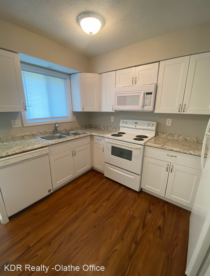 9437-9443 Nieman rd - Photo 3 of 14