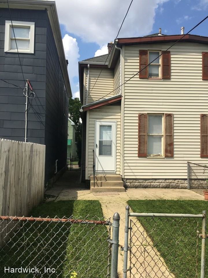 Spacious 1 Bedroom 1/2 Double with Basement & Extra Room - Photo 2 of 9