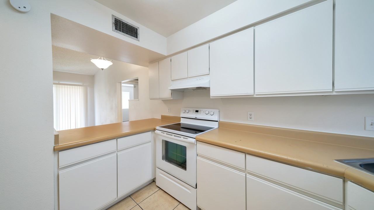 1360 N Riverview Blvd - Photo 4 of 13