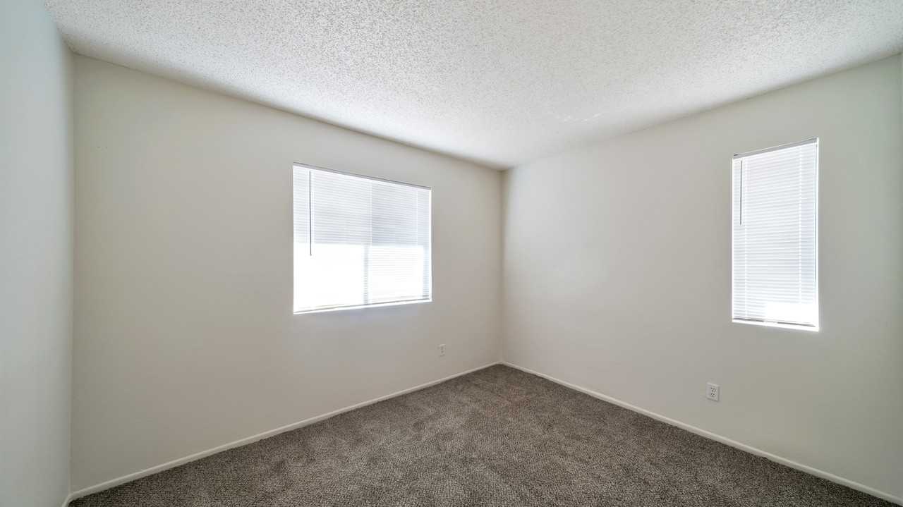 1360 N Riverview Blvd - Photo 7 of 13