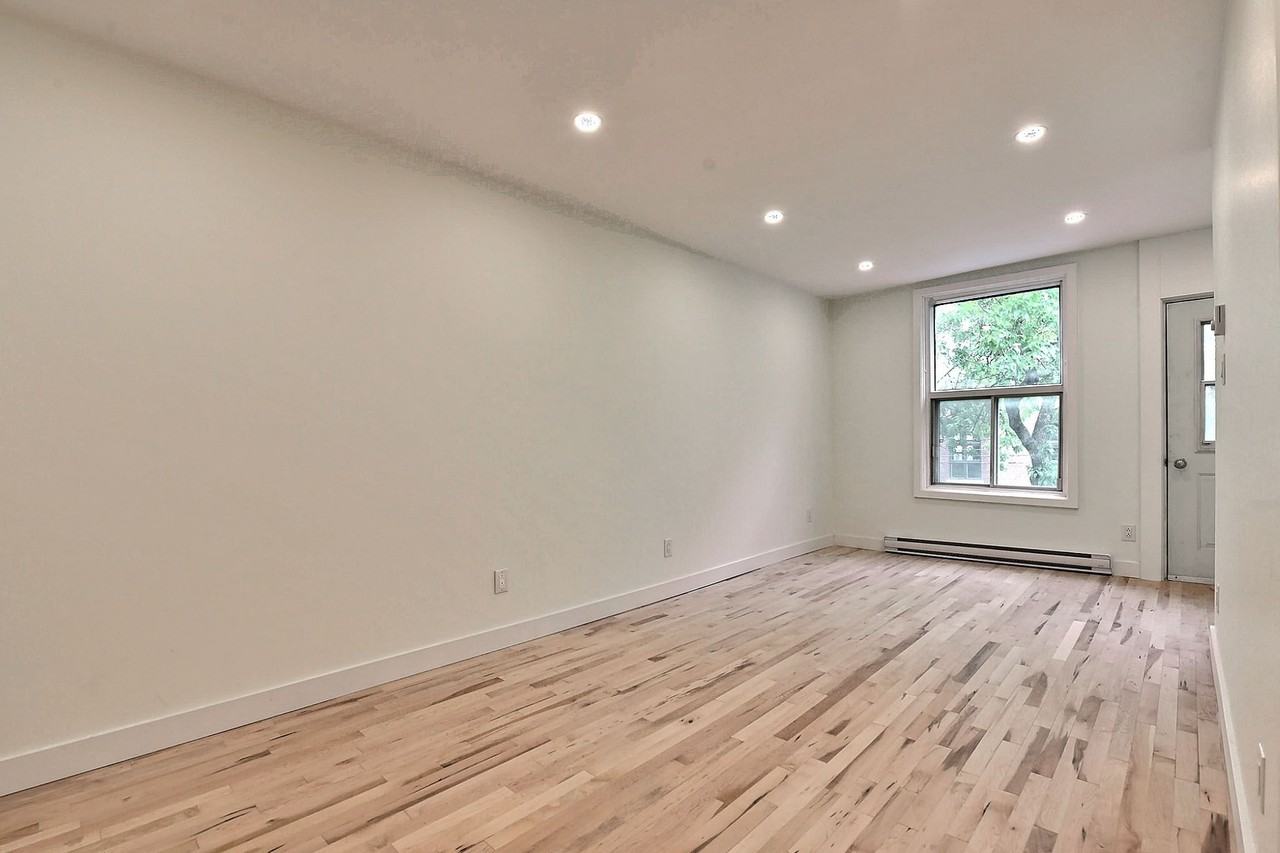 6027 Rue la Fontaine - Photo 2 of 13