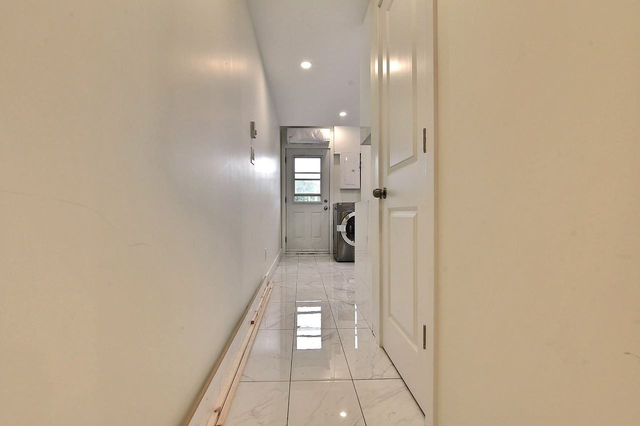 6027 Rue la Fontaine - Photo 5 of 13