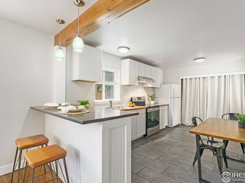 421 Lilac Ln - Photo 2 of 3