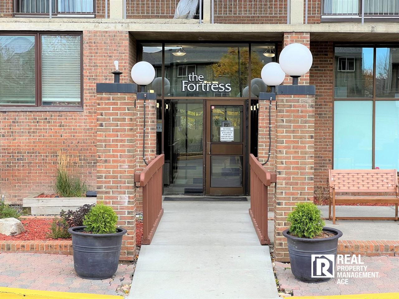 Cozy 2 Bed + 1 Bath Condo / The Fortress / Dalhousie / Convenient