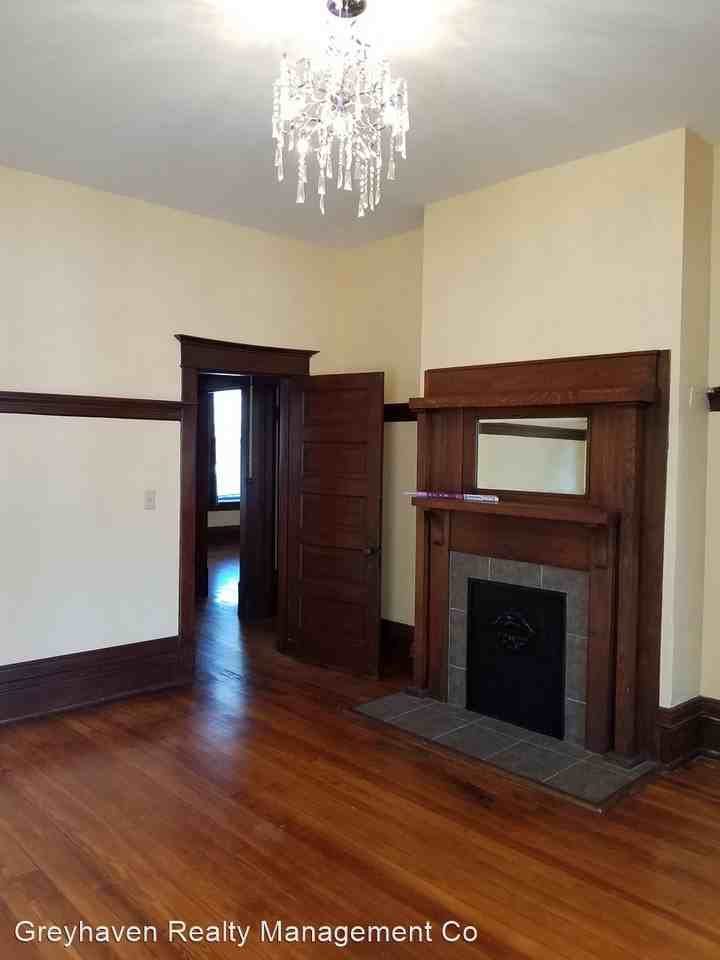 1115 E 8th St - Photo 3 of 11