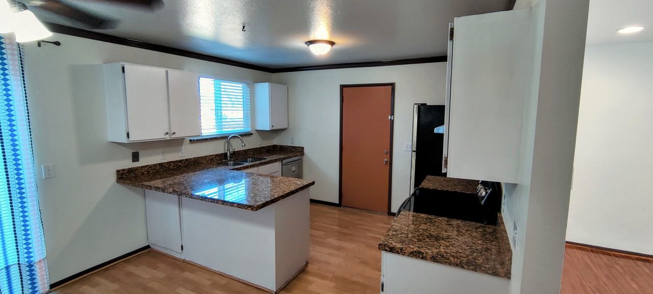 8926 S Manchester Ln - Photo 3 of 19