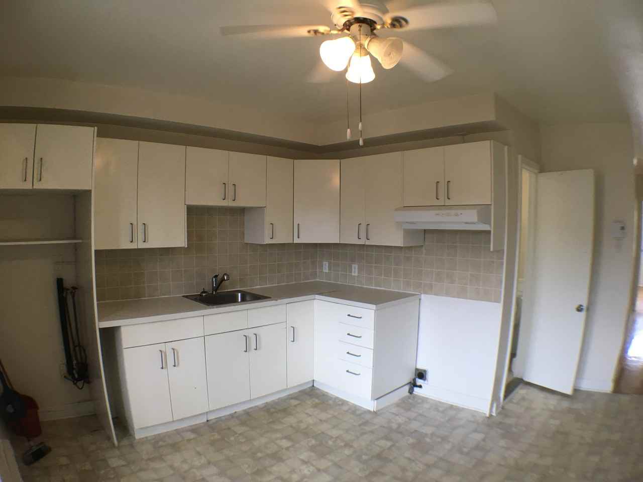 9109 13e Av - Photo 2 of 13