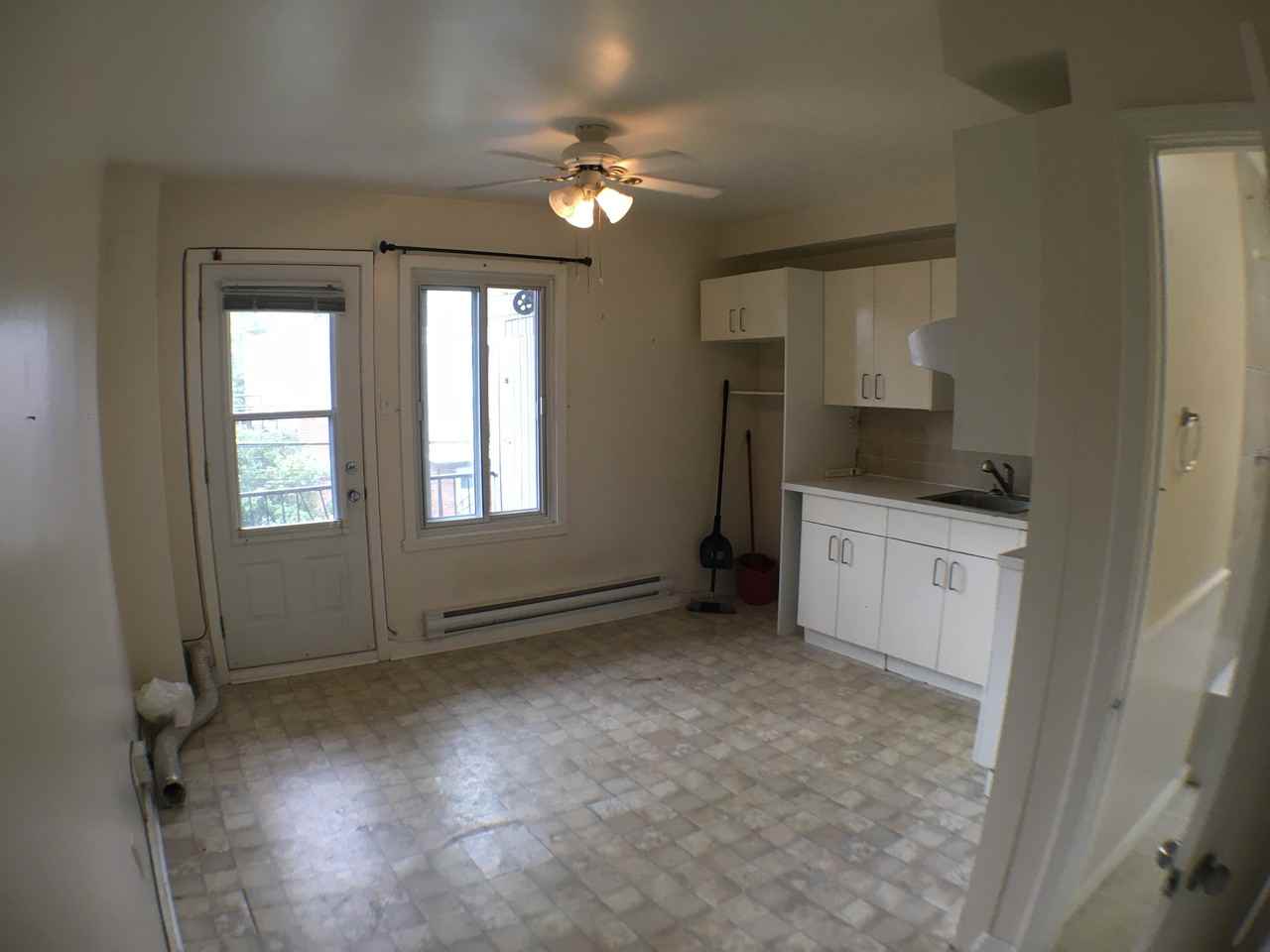 9109 13e Av - Photo 3 of 13