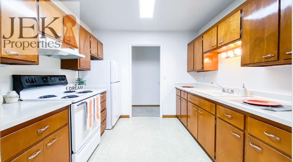 1121 W Badger Rd - Photo 2 of 16